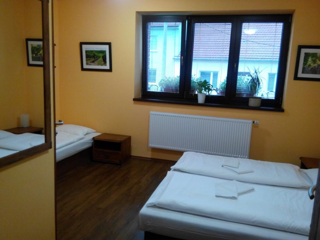 Penzion Vinarsky Dvorek Velke Nemcice Oda fotoğraf
